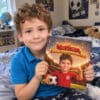 L’étoile montante du foot — Enfant tenant son livre personnalisé