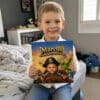 Enfant tenant son livre personnalisé