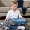 Enfant lisant son livre personnalisé