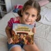 Enfant tenant son livre personnalisé