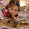 Enfant lisant son livre personnalisé